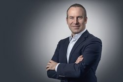How can I be a confident leader?